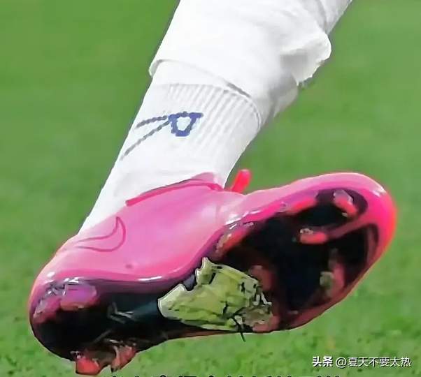 伊朗球星“补丁战靴”引热议，LOL赛场装备玄学能否复刻奇迹？